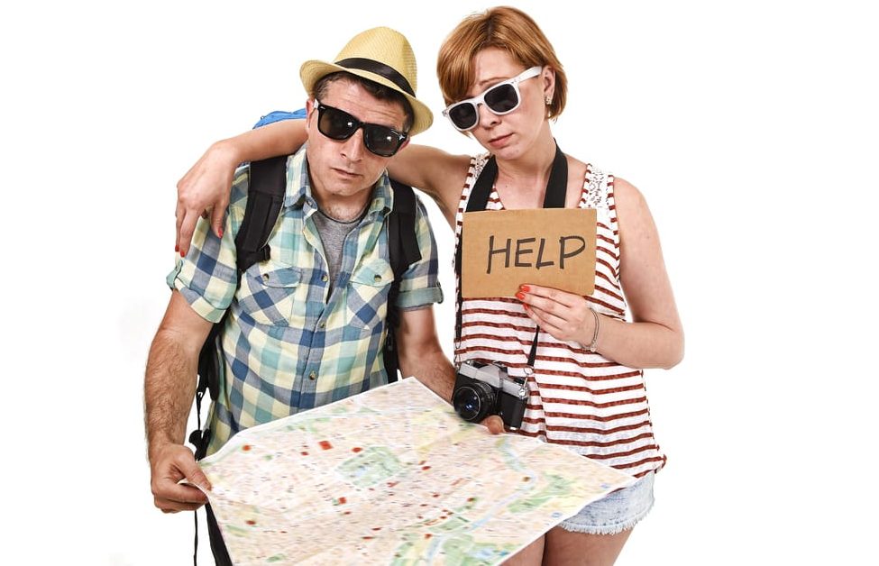 Due turisti che chiedono aiuto